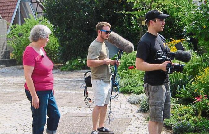 Der SWR kam mit Kameramann und Tonassistent in den Illinger Kirchgarten.  Foto: p