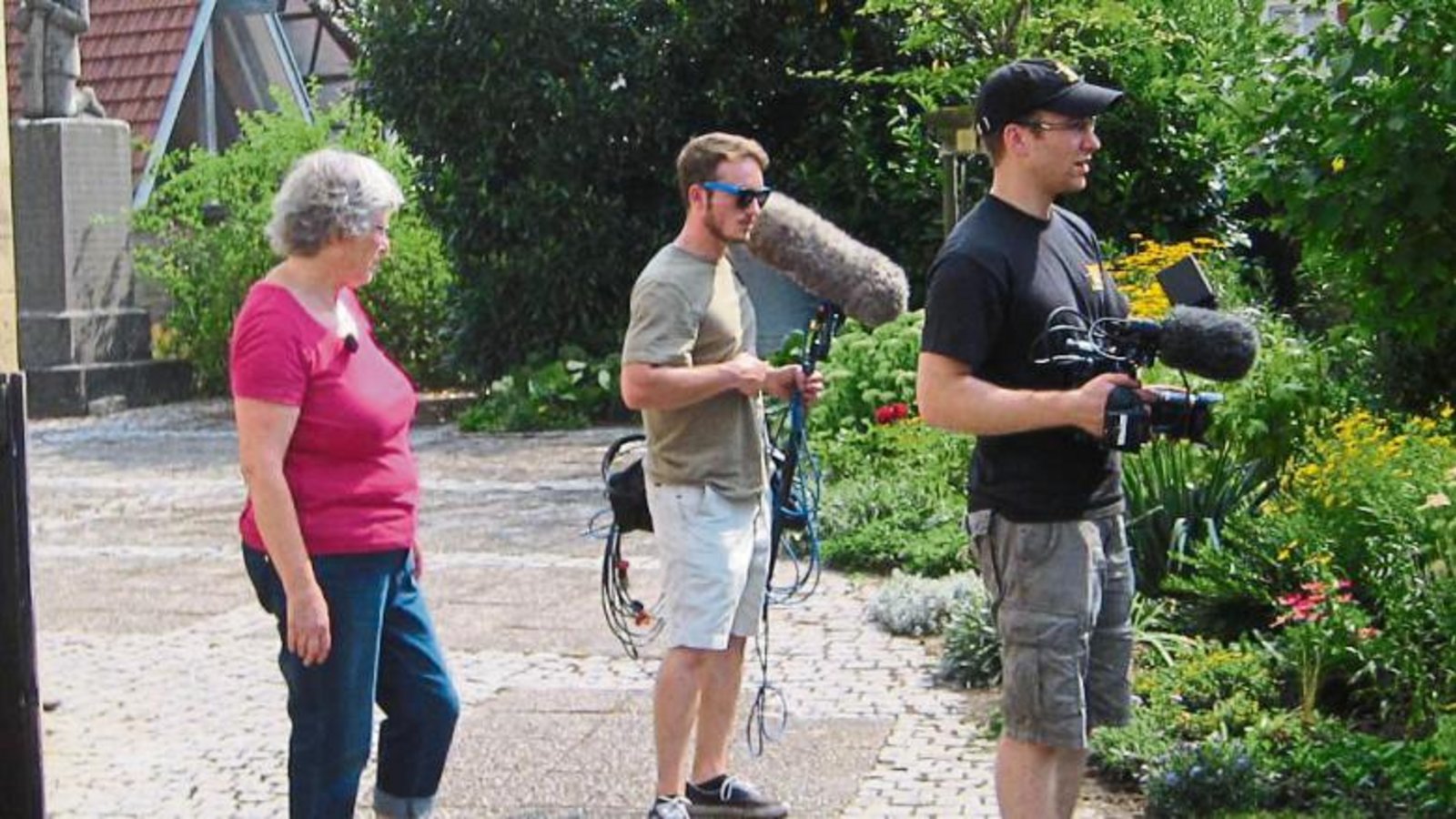 Der SWR kam mit Kameramann und Tonassistent in den Illinger Kirchgarten. Foto: p Der SWR kam mit Kameramann und Tonassistent in den Illinger Kirchgarten. Foto: p