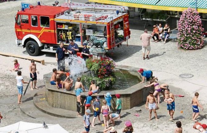 Feuerwehreinsatz im Vaihinger Sand! Mit zwei Kollegen und einem Tanklöschfahrzeug rückte gestern Kurt Zoller von der Abteilung Stadt der Freiwilligen Feuerwehr Vaihingen am Strandleben auf dem Marktplatz an, um bis zu 2500 Liter Wasser zu verspielen. Dach