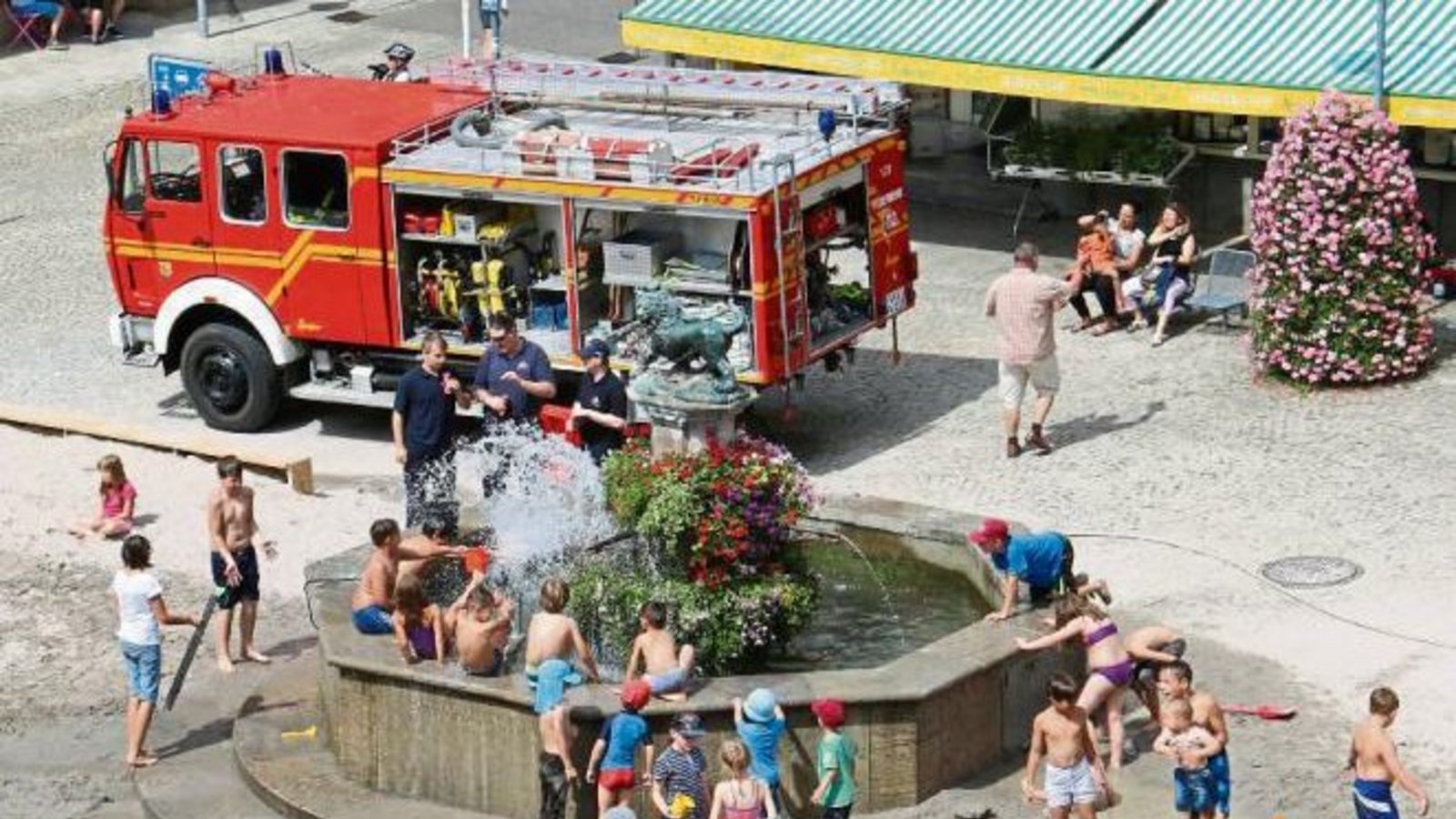 Feuerwehreinsatz im Vaihinger Sand! Mit zwei Kollegen und einem Tanklöschfahrzeug rückte gestern Kurt Zoller von der Abteilung Stadt der Freiwilligen Feuerwehr Vaihingen am Strandleben auf dem Marktplatz an, um bis zu 2500 Liter Wasser zu verspielen. Dach Feuerwehreinsatz im Vaihinger Sand! Mit zwei Kollegen und einem Tanklöschfahrzeug rückte gestern Kurt Zoller von der Abteilung Stadt der Freiwilligen Feuerwehr Vaihingen am Strandleben auf dem Marktplatz an, um bis zu 2500 Liter Wasser zu verspielen. Dach