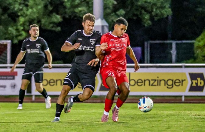 Adao Gutzeit (rot) avancierte am Freitag im Spiel gegen den Aufsteiger SKV Rutesheim zum Spieler des Spiels beim SV Fellbach.<span class='image-autor'>Günter Schmid</span>