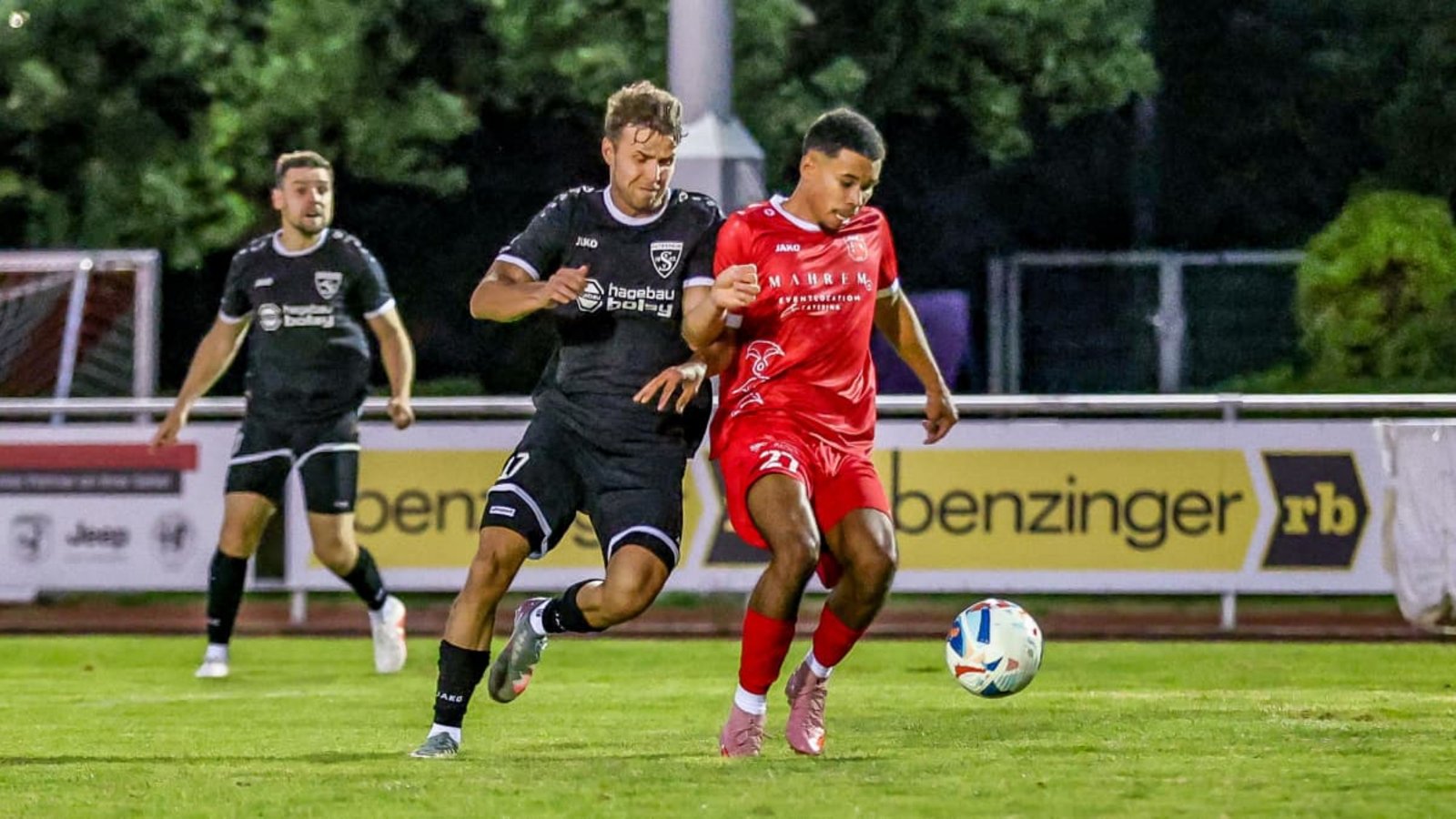 Adao Gutzeit (rot) avancierte am Freitag im Spiel gegen den Aufsteiger SKV Rutesheim zum Spieler des Spiels beim SV Fellbach.Günter Schmid Adao Gutzeit (rot) avancierte am Freitag im Spiel gegen den Aufsteiger SKV Rutesheim zum Spieler des Spiels beim SV Fellbach.Günter Schmid