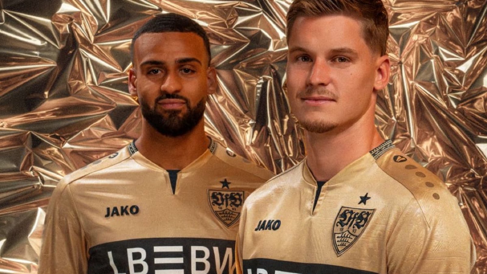 Josha Vagnoman (li.) und Ramon Hendriks präsentieren das Ausweichtrikot des VfB Stuttgart für die kommende Saison 2026/2027.VfB