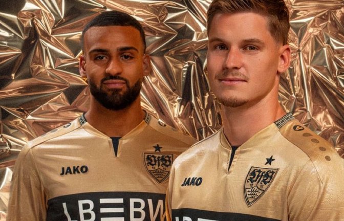 Josha Vagnoman (li.) und Ramon Hendriks präsentieren das Ausweichtrikot des VfB Stuttgart für die kommende Saison 2026/2027.<span class='image-autor'>VfB</span>