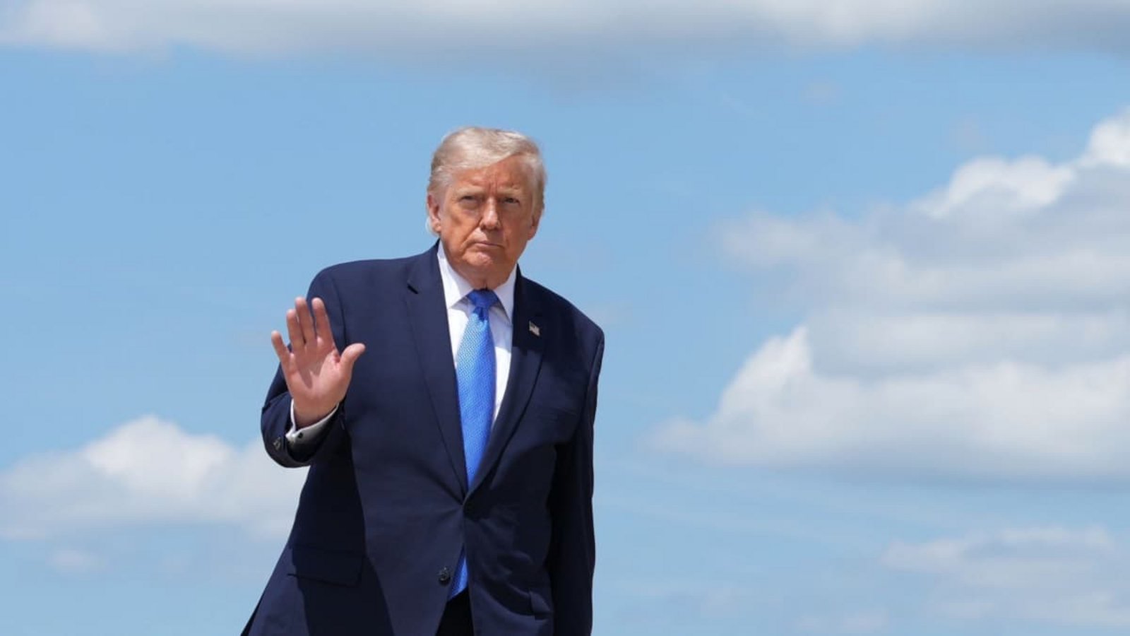 US-Präsident Donald Trump vor dem Abflug in Richtung Westküste.Mark Schiefelbein/AP/dpa