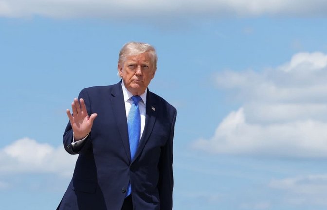 US-Präsident Donald Trump vor dem Abflug in Richtung Westküste.<span class='image-autor'>Mark Schiefelbein/AP/dpa</span>
