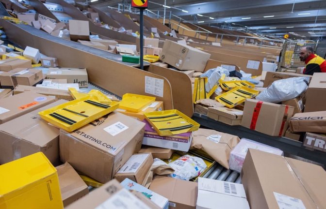 Die EU reagiert mit einem bürokratischen Rundumschlag auf die 2025 abermals angewachsene Paketflut.<span class='image-autor'>Rolf Vennenbernd/dpa</span>