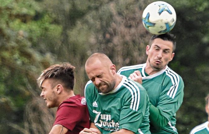 Enzweihingens Dolorjant Imeri (von links) hat keine Chance, im Kopfballduell gegen die Iptinger Abwehrspieler Thorsten Dertinger und Sebastian Rapp an den Ball zu kommen.  Foto: Leitner