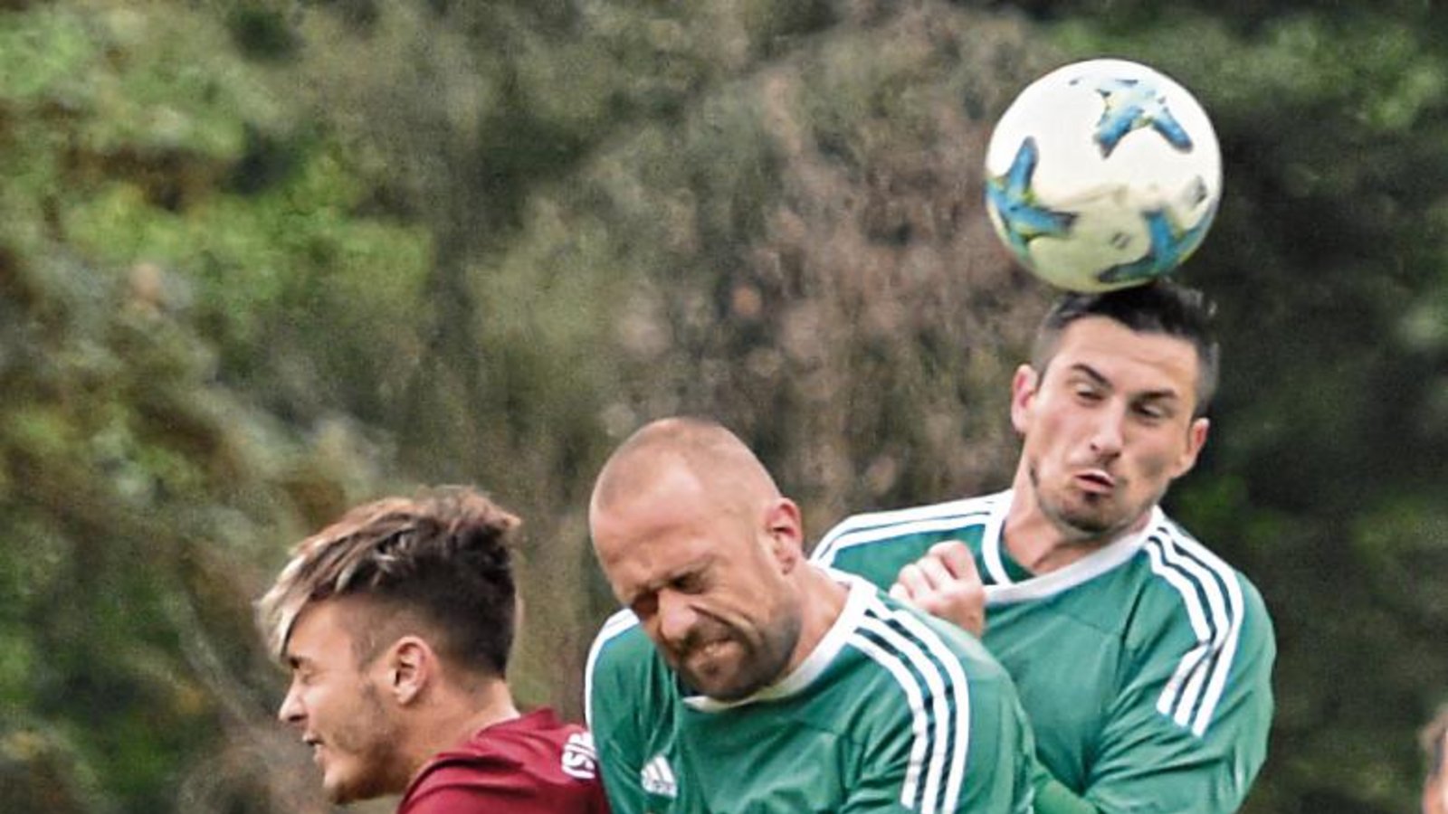 Enzweihingens Dolorjant Imeri (von links) hat keine Chance, im Kopfballduell gegen die Iptinger Abwehrspieler Thorsten Dertinger und Sebastian Rapp an den Ball zu kommen. Foto: Leitner Enzweihingens Dolorjant Imeri (von links) hat keine Chance, im Kopfballduell gegen die Iptinger Abwehrspieler Thorsten Dertinger und Sebastian Rapp an den Ball zu kommen. Foto: Leitner