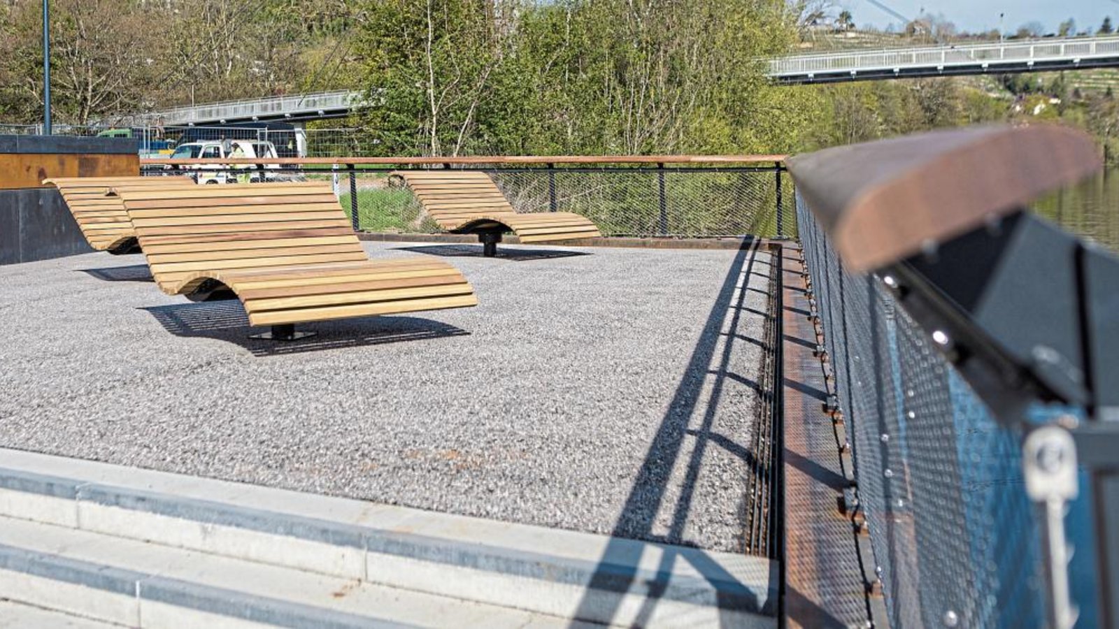 Die umgestaltete Anlegestelle Hoheneck wurde mit Drehliegen und Sitzmöbeln ausgestattet. Foto: Stollenberg Die umgestaltete Anlegestelle Hoheneck wurde mit Drehliegen und Sitzmöbeln ausgestattet. Foto: Stollenberg