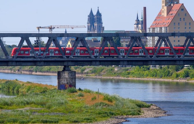 Dom, Kran, Elbe, Bahn: Wofür steht Magdeburg, die Hauptstadt von Sachsen-Anhalt?<span class='image-autor'>Klaus-Dietmar Gabbert/dpa</span>
