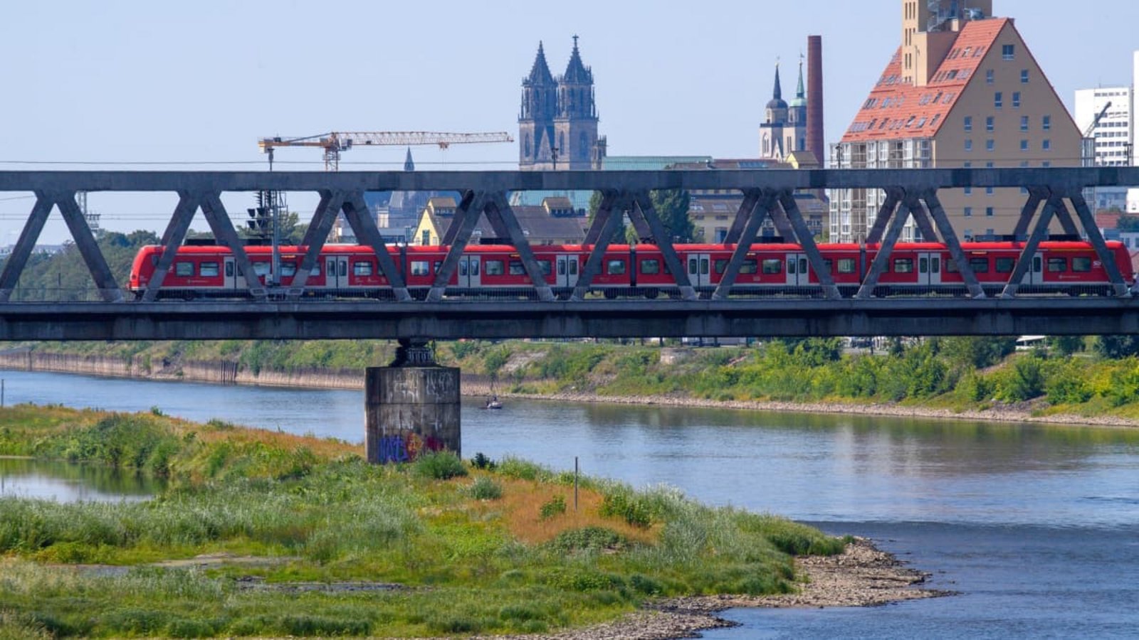 Dom, Kran, Elbe, Bahn: Wofür steht Magdeburg, die Hauptstadt von Sachsen-Anhalt?Klaus-Dietmar Gabbert/dpa Dom, Kran, Elbe, Bahn: Wofür steht Magdeburg, die Hauptstadt von Sachsen-Anhalt?Klaus-Dietmar Gabbert/dpa