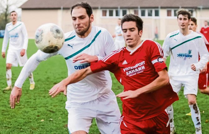 Zweikampf in Großglattbach: Gästespieler Michael Müller (links) will vor dem Großglattbacher Jonathan Gayer an den Ball. Foto: Simecek