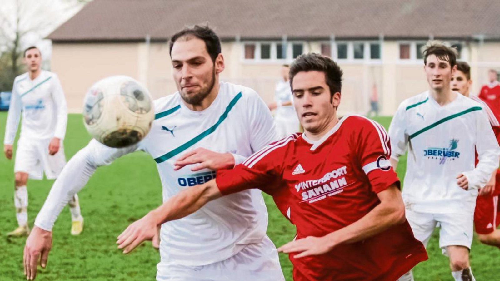 Zweikampf in Großglattbach: Gästespieler Michael Müller (links) will vor dem Großglattbacher Jonathan Gayer an den Ball. Foto: Simecek Zweikampf in Großglattbach: Gästespieler Michael Müller (links) will vor dem Großglattbacher Jonathan Gayer an den Ball. Foto: Simecek