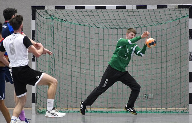 Nikolai Gutscher (rechts) zeigt im Tor des TSV Oberriexingen eine herausragende Leistung. <span class='image-autor'>Foto: Leitner</span>