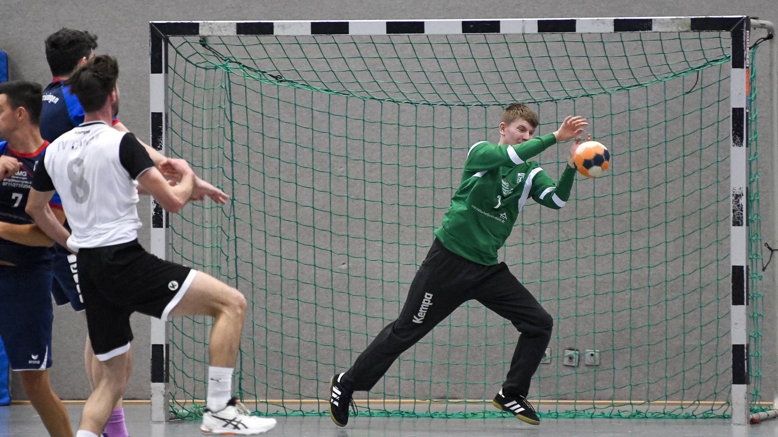 Nikolai Gutscher (rechts) zeigt im Tor des TSV Oberriexingen eine herausragende Leistung. Foto: Leitner
