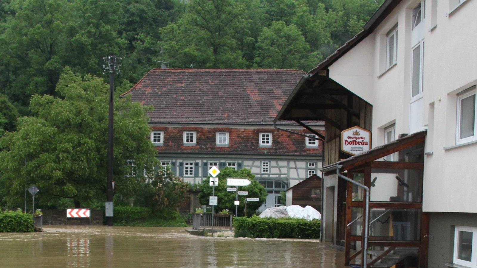 Vor rund zehn Jahren, Anfang Juni 2013, hielt ein Starkregen die Feuerwehr und Anwohner in Aurich auf Trab. In der Ortsmitte gab es kein Durchkommen mehr. Foto: Archiv Vor rund zehn Jahren, Anfang Juni 2013, hielt ein Starkregen die Feuerwehr und Anwohner in Aurich auf Trab. In der Ortsmitte gab es kein Durchkommen mehr. Foto: Archiv