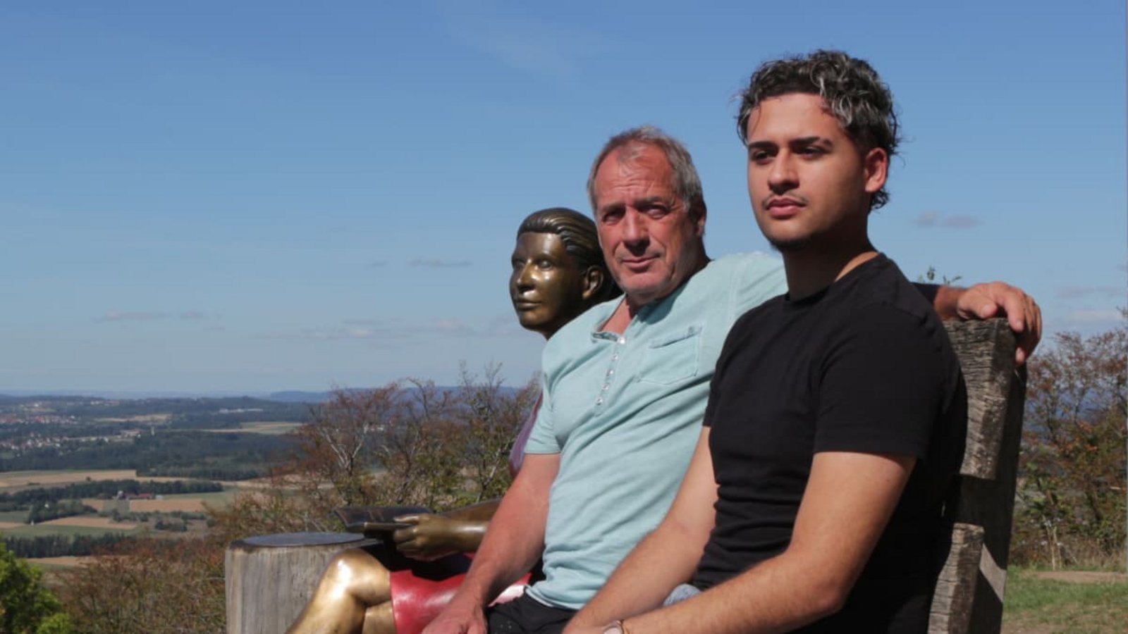 Ein Job mit Aussicht. Restaurantbesitzer Andreas Schweickert mit seinem Auszubildenden Nour Augustin neben einer Bronzeskultur auf dem Hohenstaufen bei Göppingen.Annika Grah Ein Job mit Aussicht. Restaurantbesitzer Andreas Schweickert mit seinem Auszubildenden Nour Augustin neben einer Bronzeskultur auf dem Hohenstaufen bei Göppingen.Annika Grah