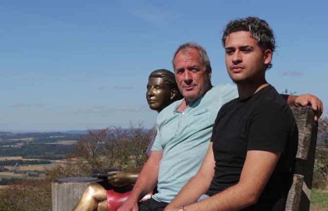 Ein Job mit Aussicht. Restaurantbesitzer Andreas Schweickert mit seinem Auszubildenden Nour Augustin neben einer Bronzeskultur auf dem Hohenstaufen bei Göppingen.<span class='image-autor'>Annika Grah</span>