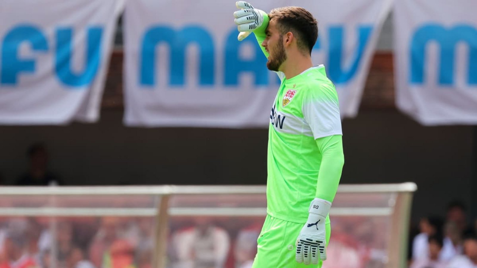Schock für Dennis Seimen:&nbsp; der junge Torhüter des VfB fällt mindestens bis Ende September aus.Baumann/Alexander Keppler