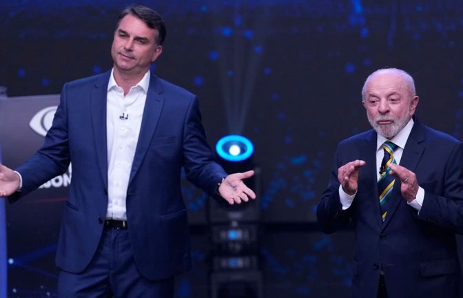 Vor der Stichwahl in Brasilien ist das Rennen zwischen Bolsonaro und Lula noch nicht entschieden. Jetzt mischen sich auch Bischöfe in den Wahlkampf ein.<span class='image-autor'>Andre Penner/dpa</span>