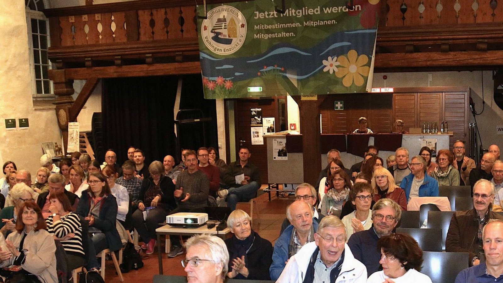 Interessierte sind der Einladung des Bürgervereins Vaihingen Enzückt in die Peterskirche gefolgt. Fotos/Screenshots: Rücker Interessierte sind der Einladung des Bürgervereins Vaihingen Enzückt in die Peterskirche gefolgt. Fotos/Screenshots: Rücker