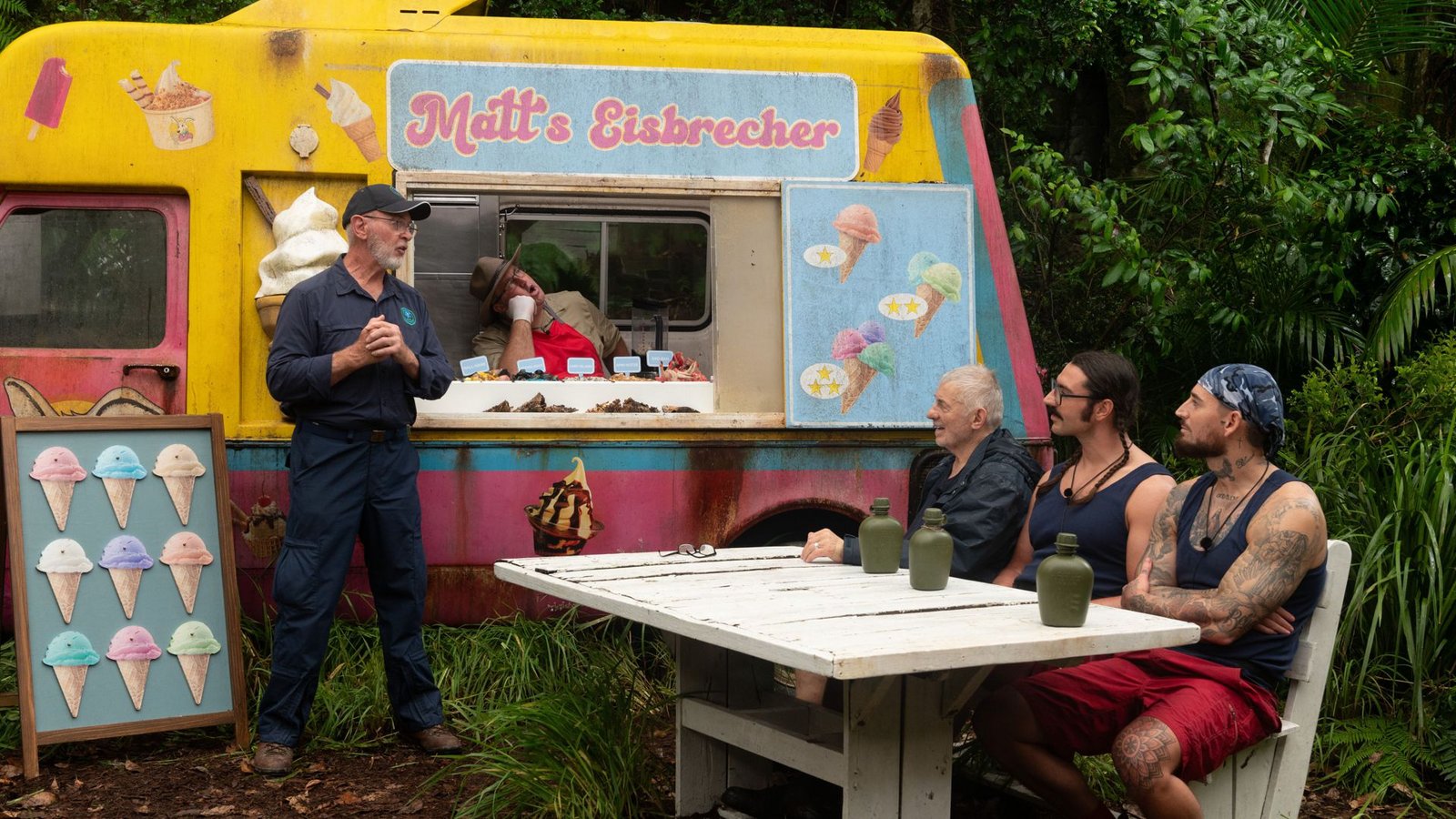 Dr. Bob (links) erklärt den Campern die Prüfung.Foto: RTL / Stefan Thoyah/Tag 11