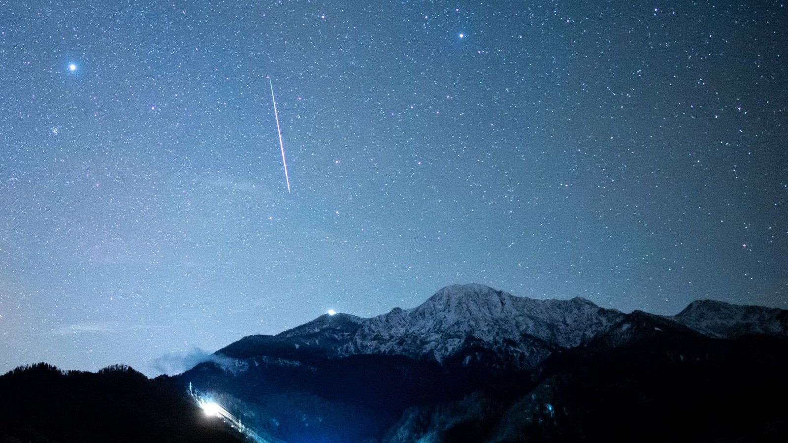 Anfang Mai kann man Sternschnuppen am Nachthimmel beobachten.Foto: Matthias Balk/dpa