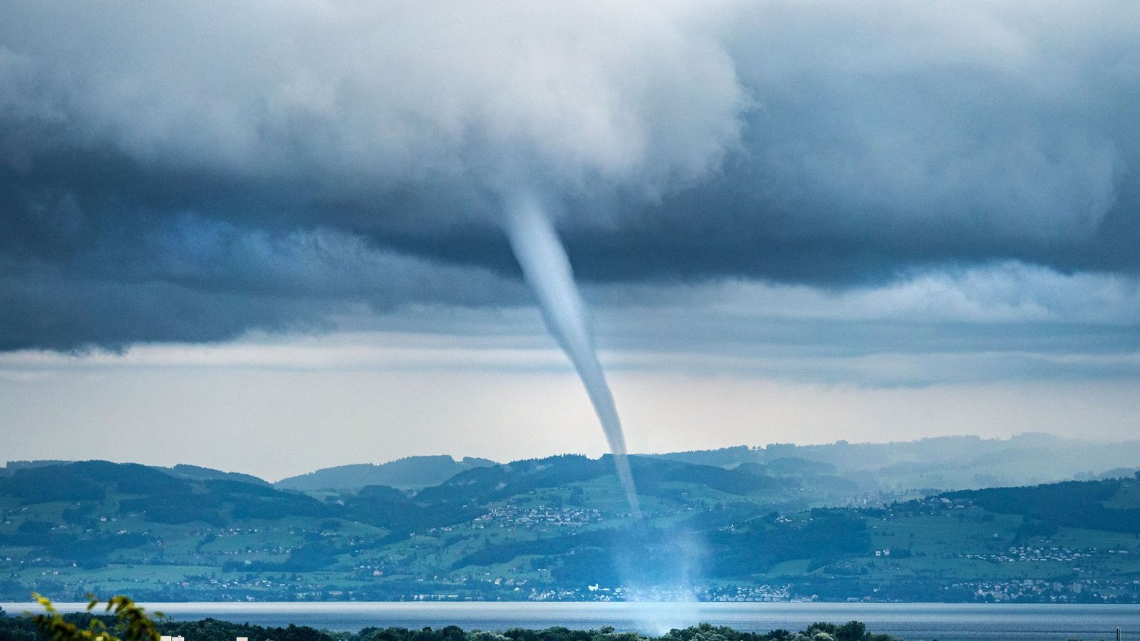 Eine seltene Wasserhose ist über den Bodensee gefegt. (Archivbild)Foto: Christoph Sommergruber/dpa/Dr. Christoph Sommergruber