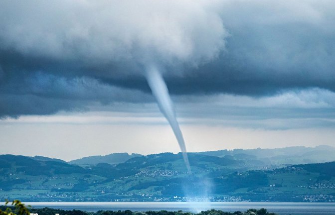 Eine seltene Wasserhose ist über den Bodensee gefegt. (Archivbild)<span class='image-autor'>Foto: Christoph Sommergruber/dpa/Dr. Christoph Sommergruber</span>