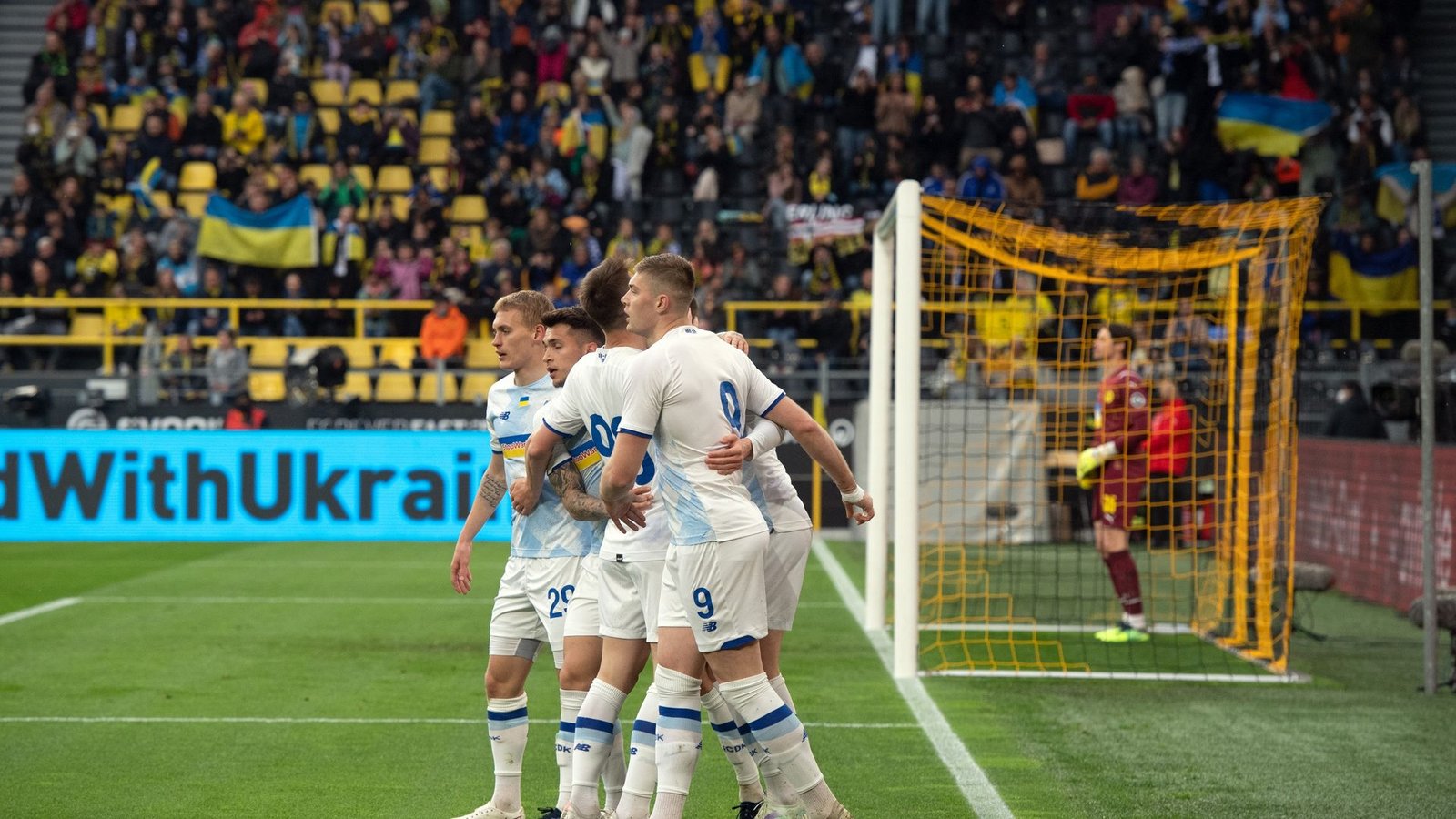 Die Spieler von Dynamo Kiew jubeln über den Treffer zur 2:1-Führung.Foto: Bernd Thissen/dpa