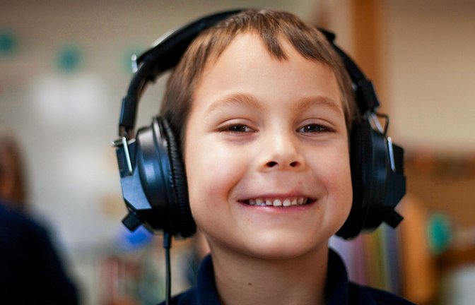 Kinder lieben Hörbücher.<span class='image-autor'>Foto: Unsplash/Ben Mullins</span>