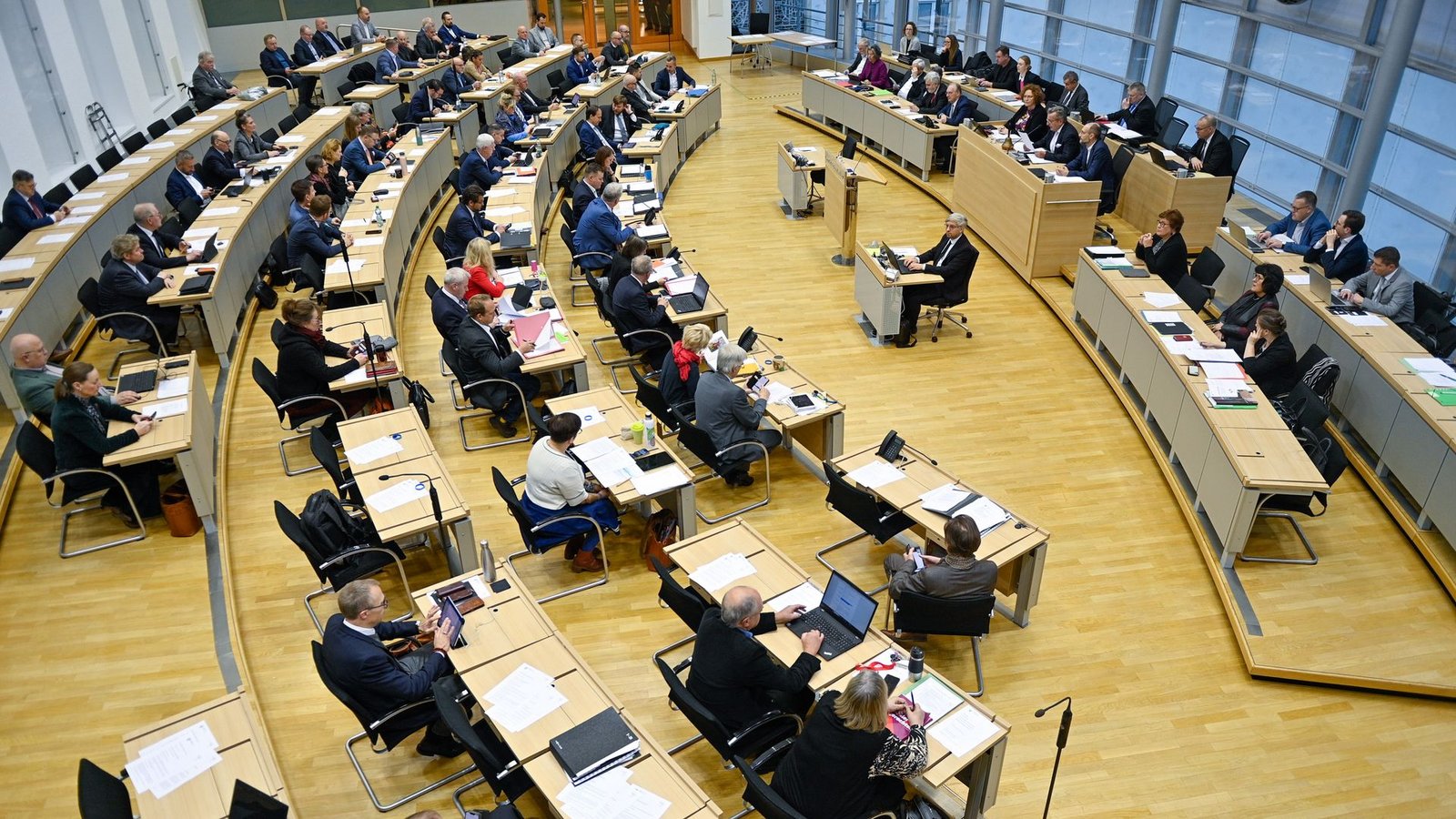 Die AfD liegt in Umfragen deutlich vor. Wenige Monate vor der Landtagswahl in Sachsen-Anhalt planen die anderen Parteien umfassende Reformen. (Archivbild)Foto: Klaus-Dietmar Gabbert/dpa Die AfD liegt in Umfragen deutlich vor. Wenige Monate vor der Landtagswahl in Sachsen-Anhalt planen die anderen Parteien umfassende Reformen. (Archivbild)Foto: Klaus-Dietmar Gabbert/dpa