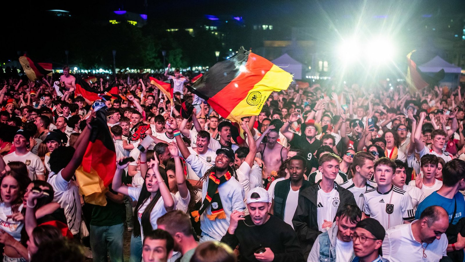 In Deutschland herrscht wieder Fußballbegeisterung. Nun stehen die Achtelfinals an.Foto: dpa/Christoph Schmidt
