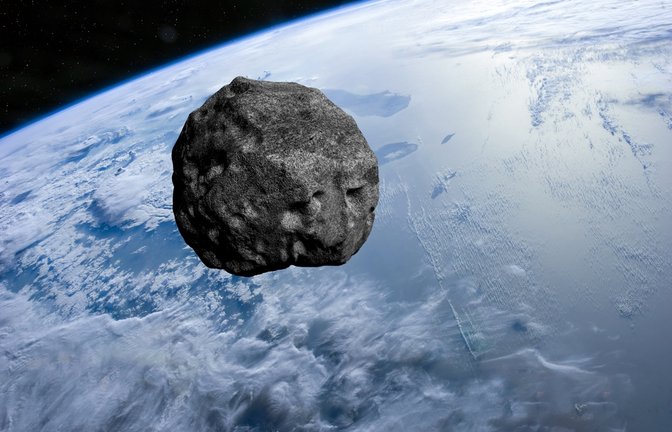 Asteroid über der Erde (Symbolbild)<span class='image-autor'>Foto: buradaki / shutterstock.com</span>