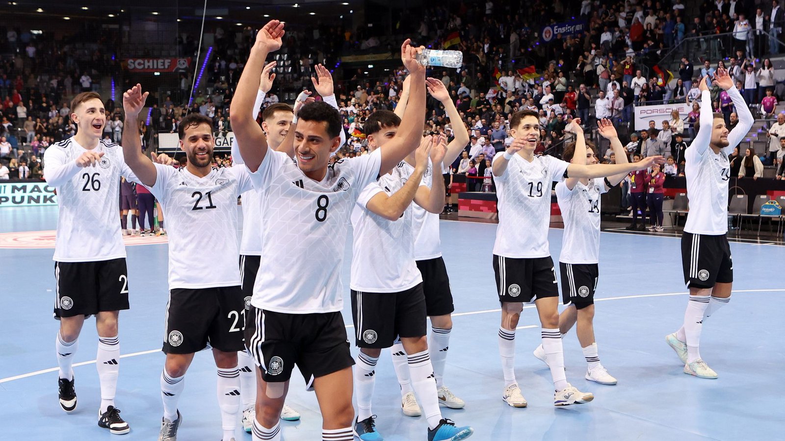 Große Freude bei Rekordkulisse: Knapp 6000 Zuschauer besuchten das Länderspiel gegen EnglandFoto: Baumann/Julia Rahn Große Freude bei Rekordkulisse: Knapp 6000 Zuschauer besuchten das Länderspiel gegen EnglandFoto: Baumann/Julia Rahn
