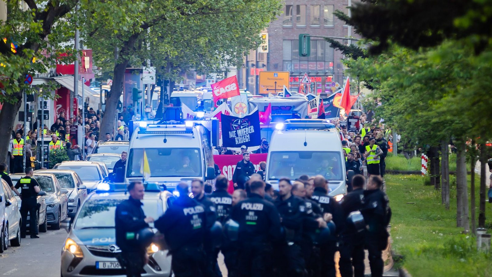 Linke Gruppen ziehen in der gestrigen Walpurgisnacht unter dem Motto "Für Frieden und soziale Gerechtigkeit" zum Bahnhof Gesundbrunnen.Foto: Christoph Soeder/dpa