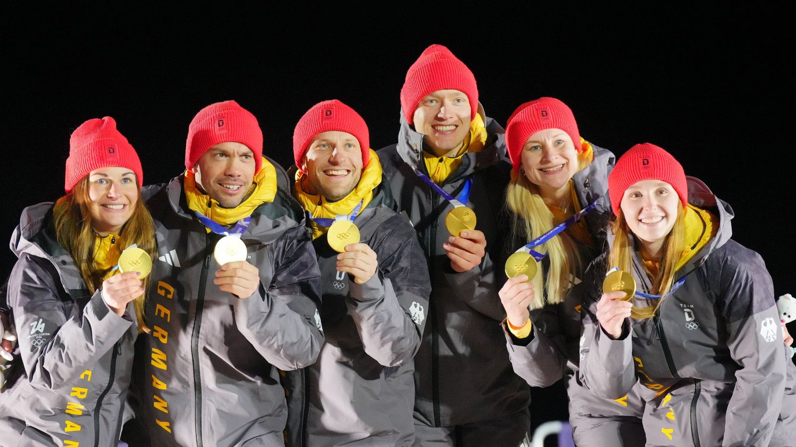 Zeigt her eure Medaillen – unter anderem die deutsche Rodelstaffel hat für das Team D Gold gewonnen. In unserer Bildergalerie zeigen wir alle deutschen Medaillen der Winterspiele 2026.Foto: Michael Kappeler/dpa Zeigt her eure Medaillen – unter anderem die deutsche Rodelstaffel hat für das Team D Gold gewonnen. In unserer Bildergalerie zeigen wir alle deutschen Medaillen der Winterspiele 2026.Foto: Michael Kappeler/dpa