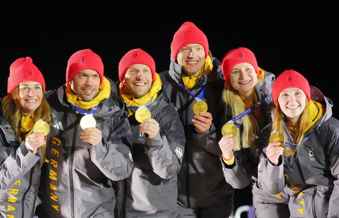 Zeigt her eure Medaillen – unter anderem die deutsche Rodelstaffel hat für das Team D Gold gewonnen. In unserer Bildergalerie zeigen wir alle deutschen Medaillen der Winterspiele 2026.<span class='image-autor'>Foto: Michael Kappeler/dpa</span>