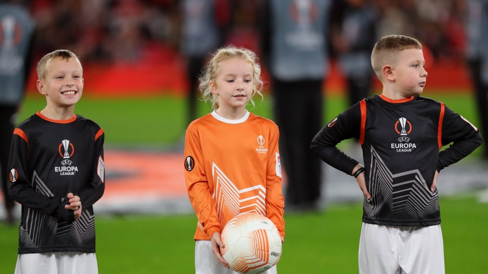 Einlaufkinder im Oktober 2022 bei einem Spiel der UEFA Europa League.Foto: Stefan Constantin 22/Shutterstock Einlaufkinder im Oktober 2022 bei einem Spiel der UEFA Europa League.Foto: Stefan Constantin 22/Shutterstock
