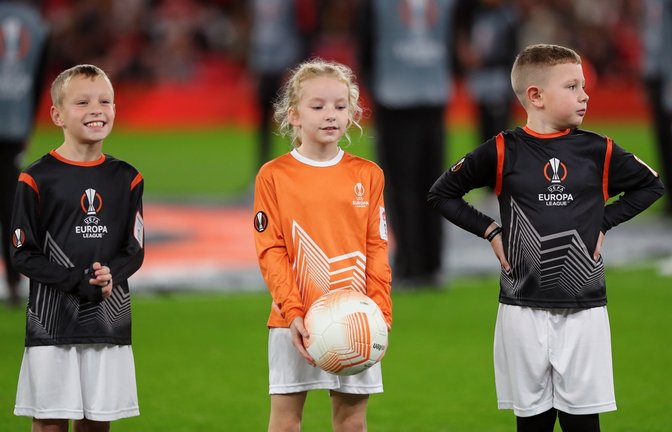 Einlaufkinder im Oktober 2022 bei einem Spiel der UEFA Europa League.<span class='image-autor'>Foto: Stefan Constantin 22/Shutterstock</span>