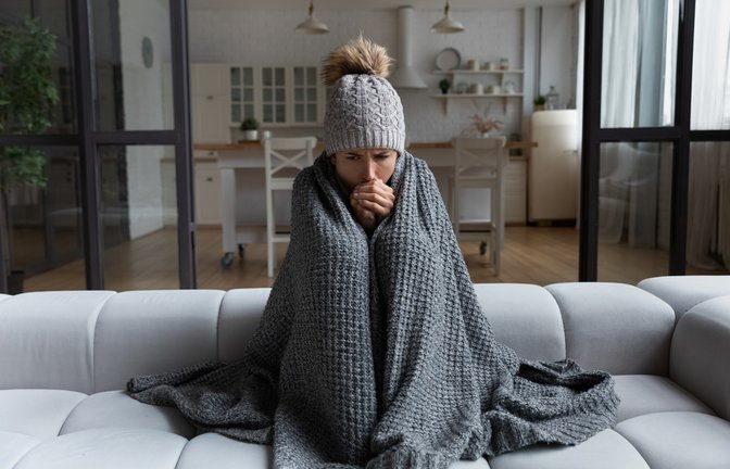 Mehr Klamotten und Decken statt Heizen? Das ist keine gute Idee.<span class='image-autor'>Foto: fizkes / shutterstock.com</span>