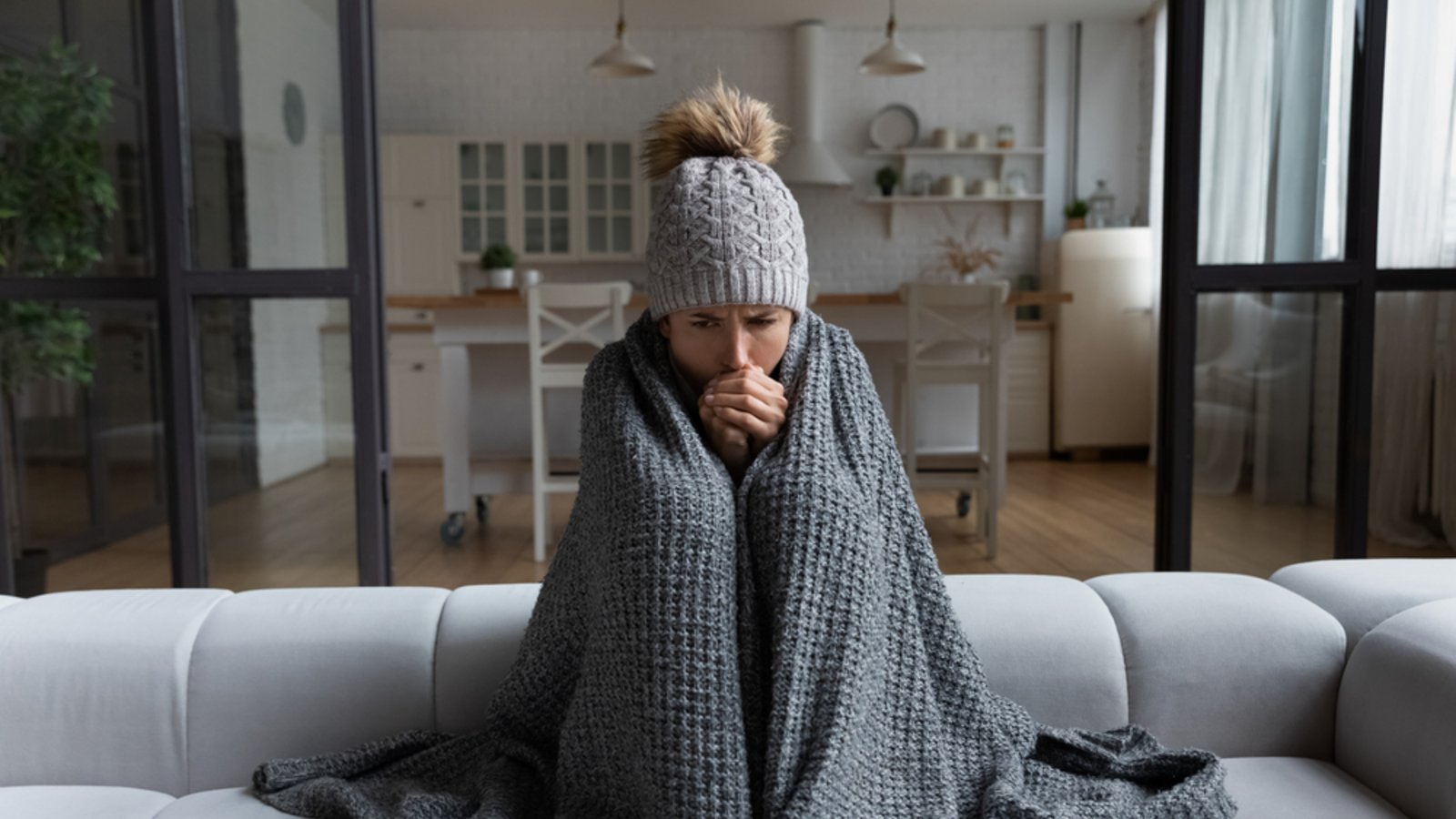 Mehr Klamotten und Decken statt Heizen? Das ist keine gute Idee.Foto: fizkes / shutterstock.com Mehr Klamotten und Decken statt Heizen? Das ist keine gute Idee.Foto: fizkes / shutterstock.com