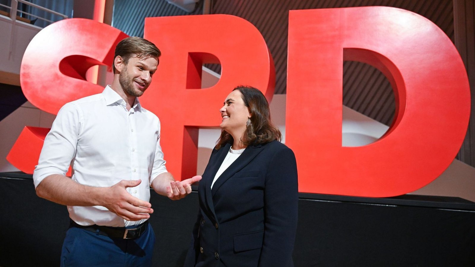 Das junge Duo aus Robin Mesarosch (links) und Isabel Cademartori will die SPD im Südwesten aus der Krise führen.Foto: Bernd Weißbrod/dpa Das junge Duo aus Robin Mesarosch (links) und Isabel Cademartori will die SPD im Südwesten aus der Krise führen.Foto: Bernd Weißbrod/dpa