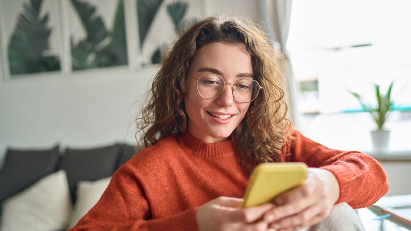 Stiftung Warentest hat Smartphones getestet - darunter auch günstige Modelle. (Symbolbild)Foto: insta_photos/ Shutterstock