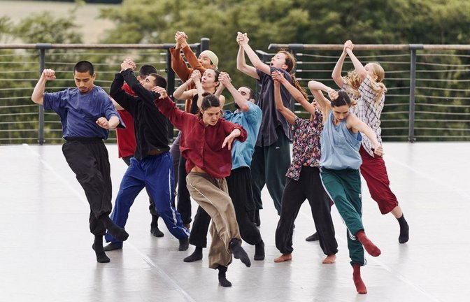 Vom Glück, draußen zu tanzen: Gauthier Dance probt Hofesh Shechters neues Stück „Unluck“ auf der Open-air-Bühne der Orsolina28 Art Foundation.<span class='image-autor'>Foto: Carlos Quezada</span>