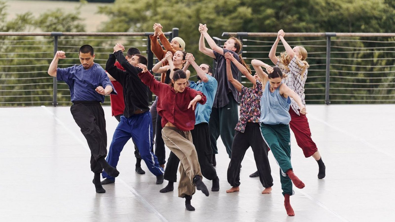 Vom Glück, draußen zu tanzen: Gauthier Dance probt Hofesh Shechters neues Stück „Unluck“ auf der Open-air-Bühne der Orsolina28 Art Foundation.Foto: Carlos Quezada Vom Glück, draußen zu tanzen: Gauthier Dance probt Hofesh Shechters neues Stück „Unluck“ auf der Open-air-Bühne der Orsolina28 Art Foundation.Foto: Carlos Quezada