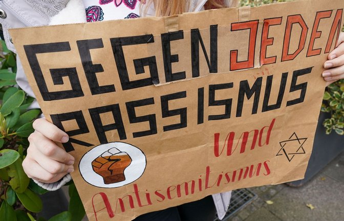 Ein Plakat bei einer Demonstration gegen Rassismus in Halle.<span class='image-autor'>Foto: Peter Endig/dpa-Zentralbild/dpa</span>