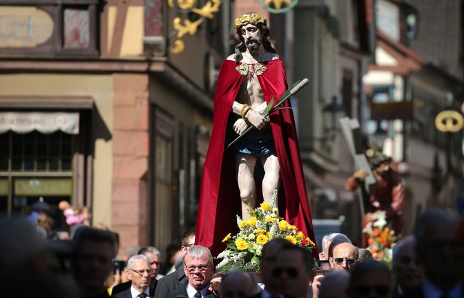 Angehörige verschiedener Handwerkszünfte ziehen in Lohr Am Main bei einer Karfreitagsprozession durch die Innenstadt Archivfoto).<span class='image-autor'>Foto: dpa/Karl-Josef Hildenbrand</span>