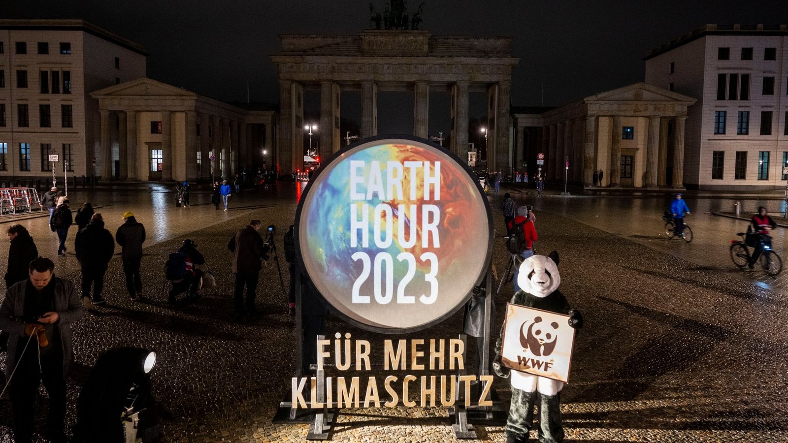Die Beleuchtung vom Brandenburger Tor ist für die Aktion „Earth Hour“ ausgeschaltet.Foto: Christophe Gateau/dpa